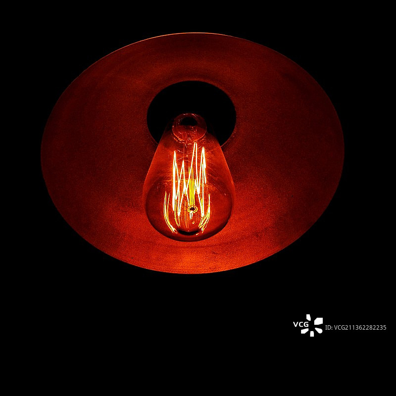发光，低角度的观点，照明灯泡反对黑色的背景，加尔各答，西孟加拉邦，印度图片素材
