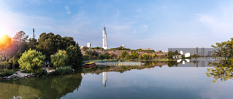 秋天中国南京玄武湖和城市建筑图片素材