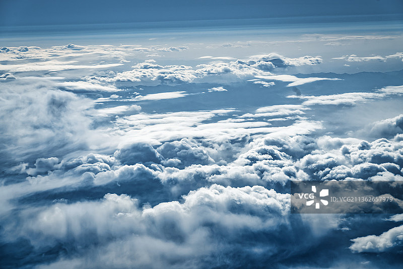 从飞机舷窗俯瞰云海图片素材