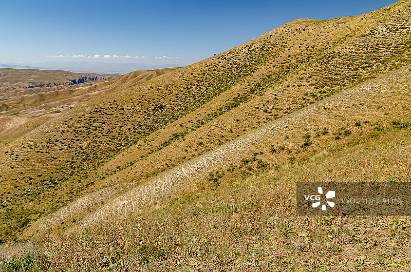 高视角拍摄中国新疆伊犁草原的山和草地图片素材