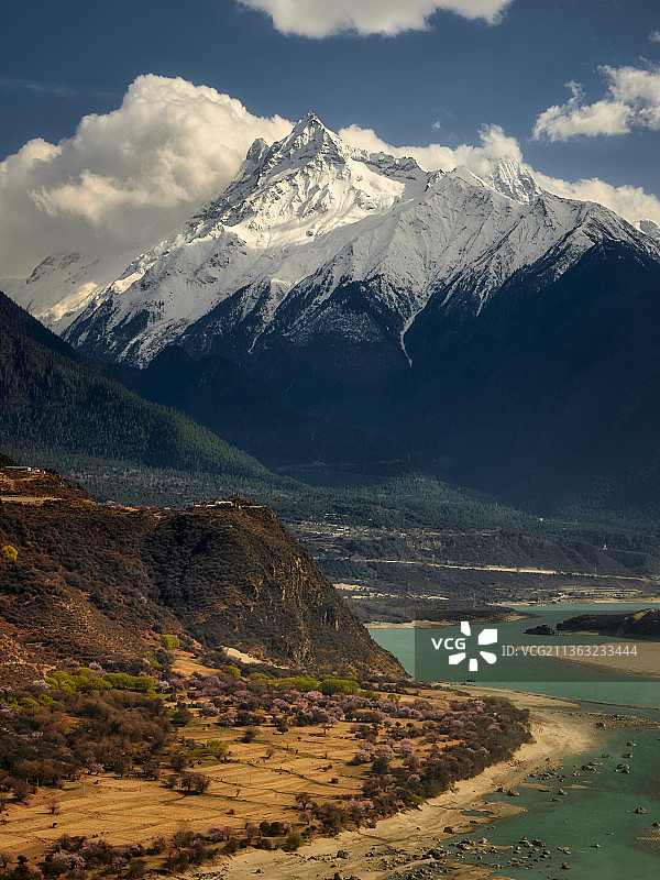 雅鲁藏布江，白雪皑皑的山峰映衬着天空图片素材