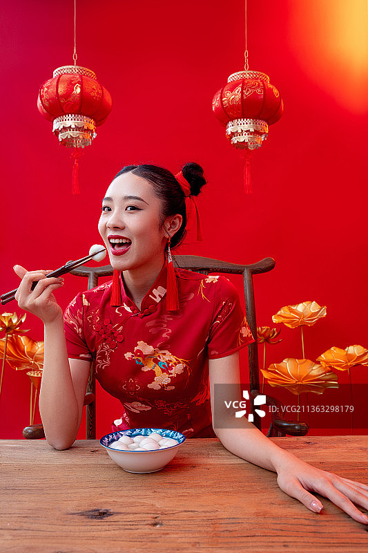 国潮美少女和中国传统食品图片素材