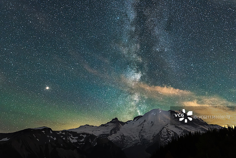 雷尼尔山上的银河，夜晚天空映衬下的雪山美景图片素材