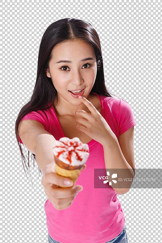 青春活力的年轻女孩拿着冰淇淋图片素材