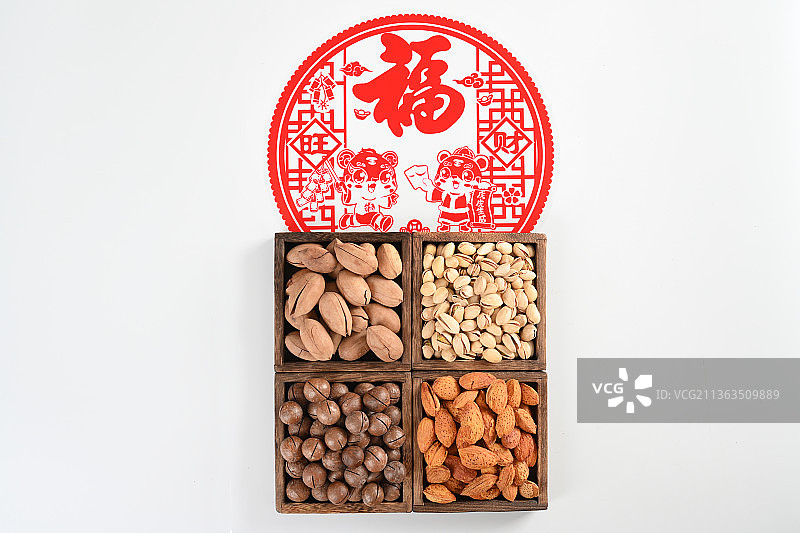 春节节日剪纸干果坚果木盒礼盒拼盘图片素材