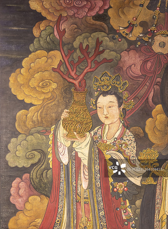 北京市石景山区法海寺壁画：托花瓶侍女（大梵天侍女，托花瓶，瓶内插红珊瑚。位于北墙东壁）图片素材