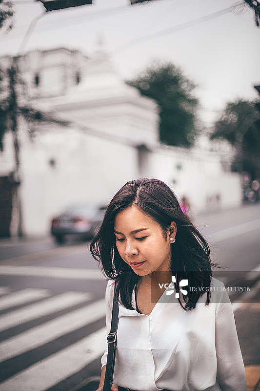 年轻的亚洲美丽的女商人走在街上匆忙的工作图片素材