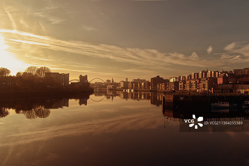 泰恩河，日落时分高楼大厦映衬下的河流风景，英国，泰恩河上的纽卡斯尔图片素材