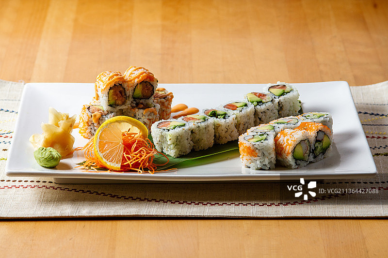 日本食物，高角度的寿司服务在盘子上的桌子，马萨诸塞州，美国，美国图片素材