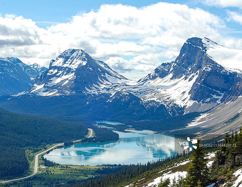 落基山脉，加拿大阿尔伯塔省卡尔加里，白雪皑皑的山脉映衬着天空的风景图片素材