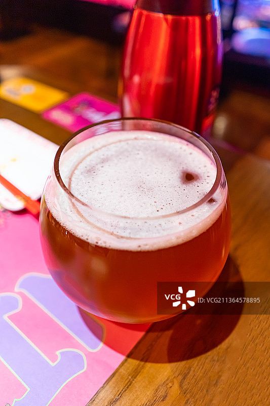 中国餐饮行业，饭店的餐桌上摆放着一大杯色彩鲜艳的原浆啤酒图片素材