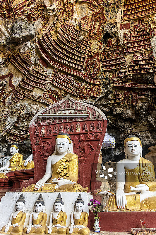 Kaw Goon山洞，缅甸，在缅甸Hpa-An附近的神圣Kaw Goon山洞里，有一座古老的寺庙，里面有佛像和石灰岩上的宗教雕刻图片素材