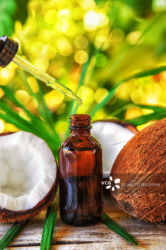 天然椰子油在一个瓶子选择焦点图片素材
