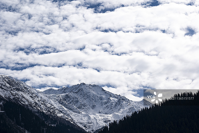 白云，雪山映衬天空的风景图片素材