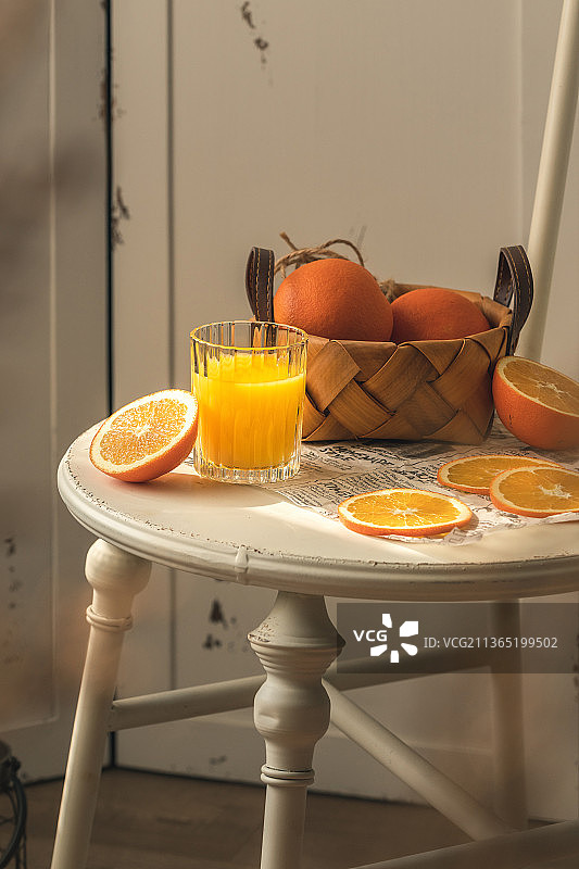 新鲜美味的橙子与橙汁图片素材
