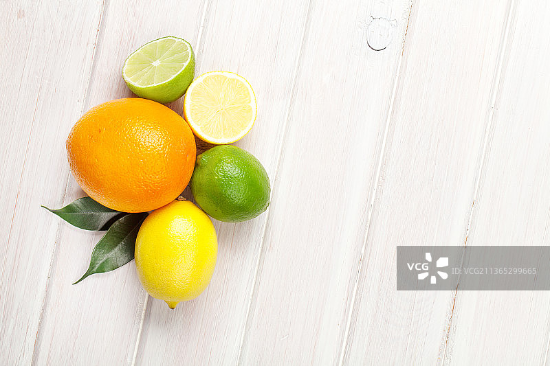 柑橘类水果橙子，酸橙和柠檬，从高角度看桌子上的柠檬图片素材