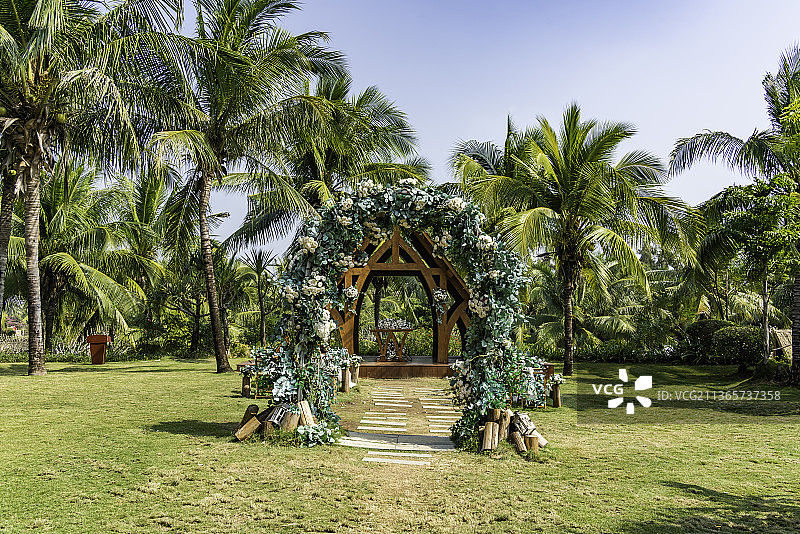 中国海南省三亚市海边椰林中的西式婚礼婚恋仪式场景图片素材