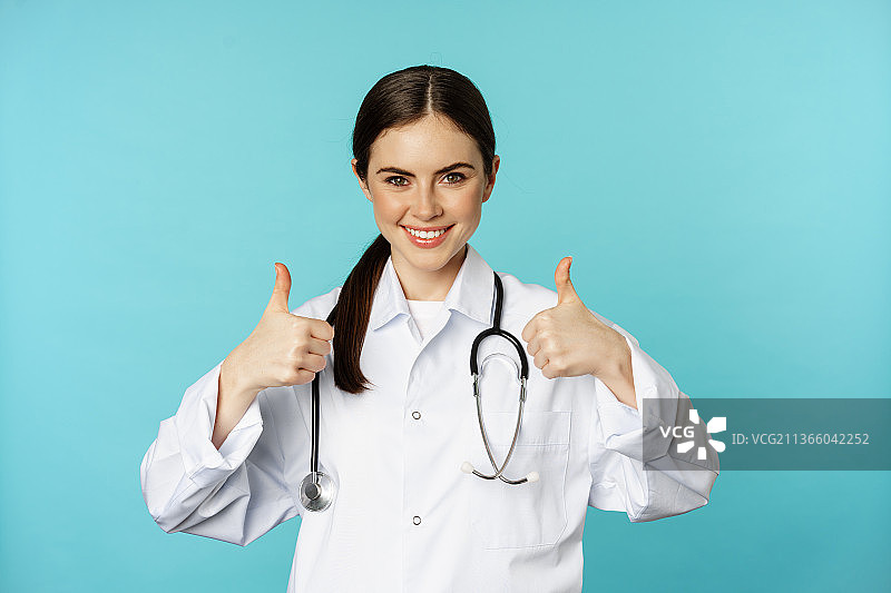 快乐的女医生，穿着白大褂的医务工作者，竖起大拇指图片素材