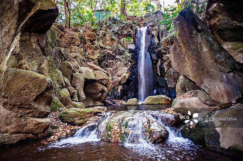瀑布，日本千叶成田市森林瀑布景观图片素材