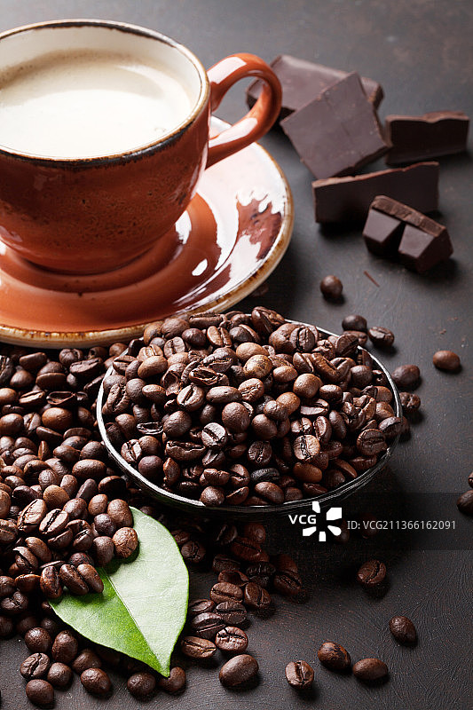 咖啡杯，豆子，巧克力，高角度的咖啡与豆子和烘培的豆子在桌子上图片素材