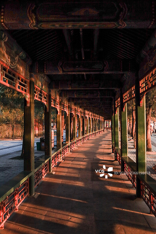 冬季颐和园之长廊光影图片素材