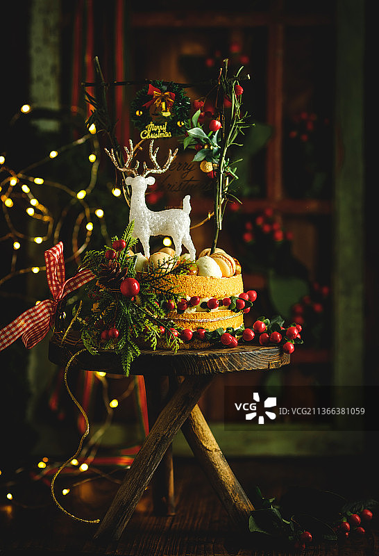 圣诞气氛下的奶油蛋糕与麋鹿图片素材