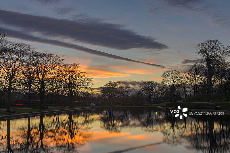 日落印象，日落时天空映衬下的湖泊风景，阿伯丁，英国，英国图片素材