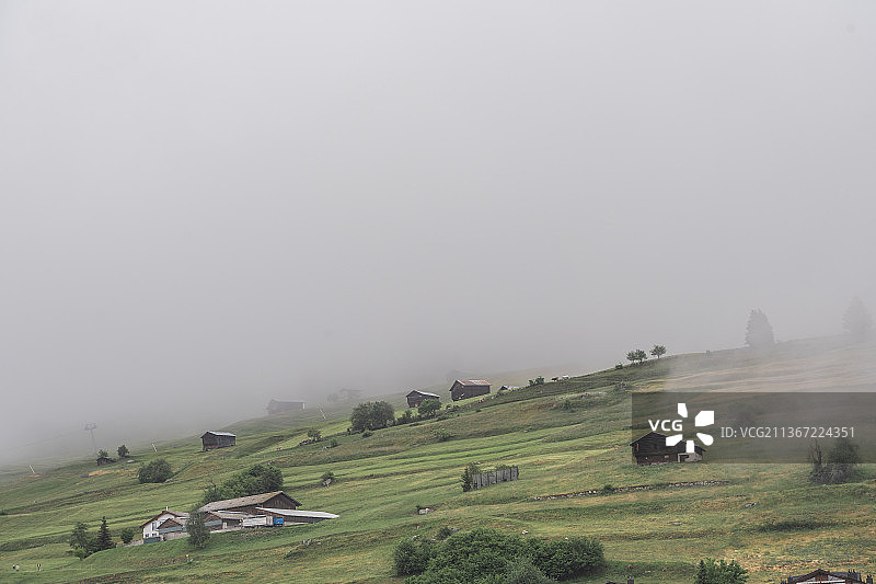 瑞士法莱拉，雾霾天气的风景图片素材