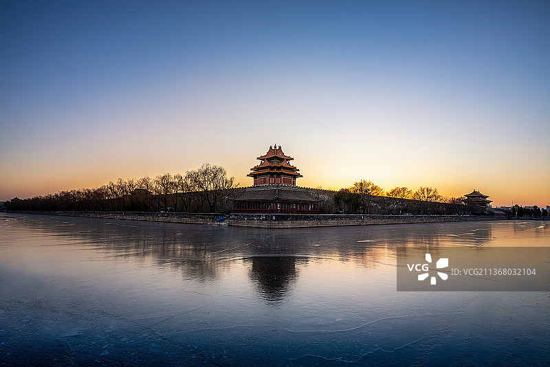 冬季黄昏时分的北京故宫紫禁城角楼图片素材