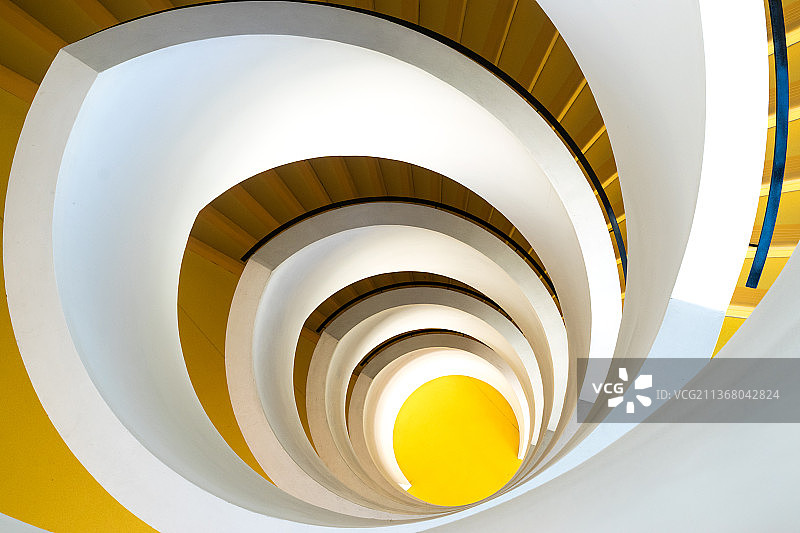 法国里昂，旋转楼梯的正下方图片素材