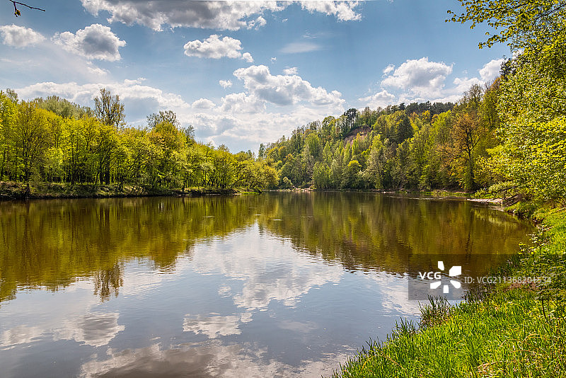 立陶宛，维尔纽斯，天空映衬下的湖泊风景图片素材