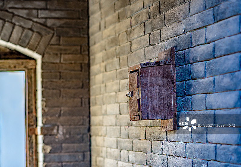 北京四合院的木制老式信箱图片素材