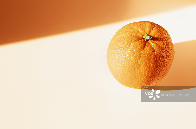橙子水果的特写镜头，桌子上橙子的特写镜头图片素材