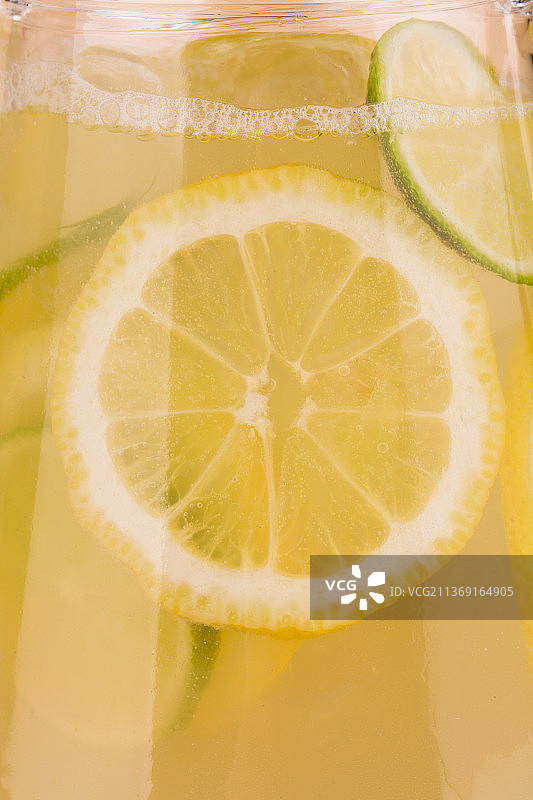 美味柠檬水，杯子里柠檬片的特写，摩尔多瓦图片素材
