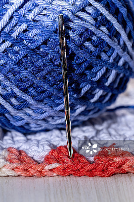 挂毯金属针，羊毛和针织针在桌子上的特写图片素材