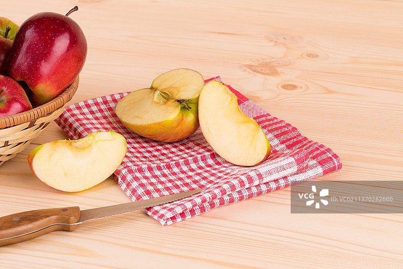 摩尔多瓦，木制篮子里的新鲜红苹果图片素材