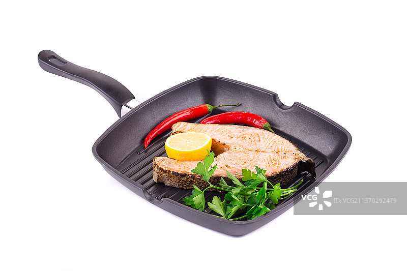 煎鲑鱼牛排在锅上，高角度的观点在盘子上的白色背景，摩尔多瓦图片素材
