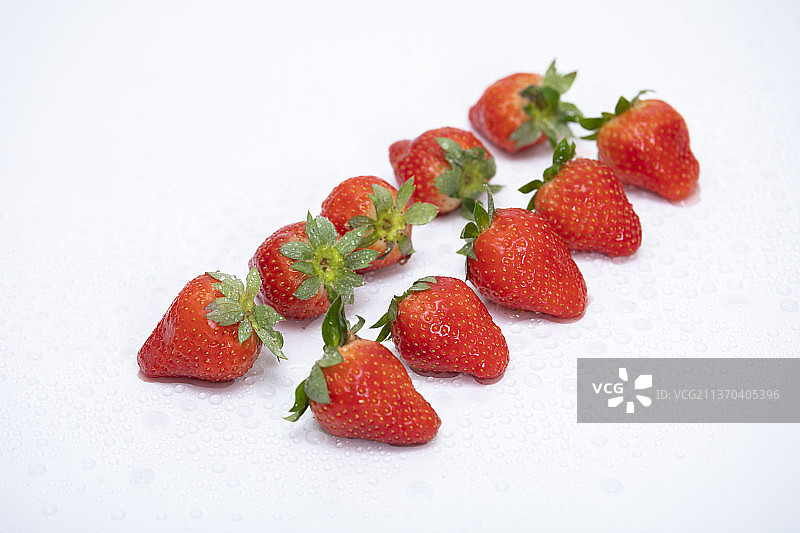 白色背景草莓图片素材