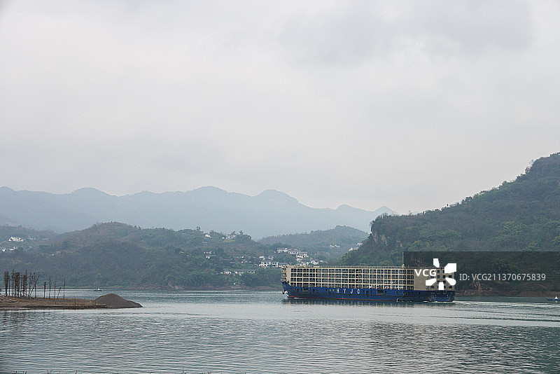 长江航运：重庆木洞古镇长江里驶过的运输轮船图片素材