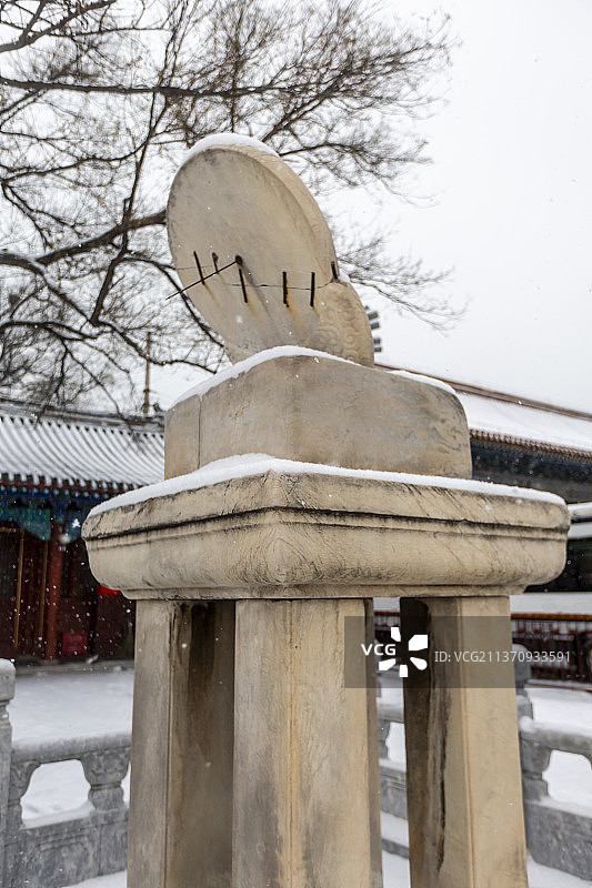 风雪中的北京故宫午门前日晷图片素材