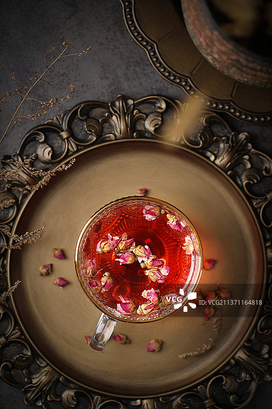 复古托盘暗色背景的玫瑰花茶图片素材