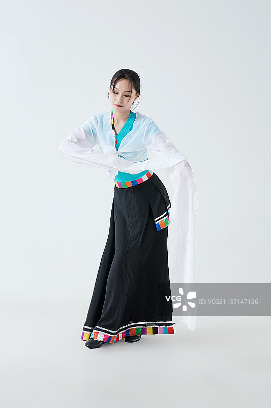 穿着藏族服饰跳着藏族舞蹈的少女图片素材