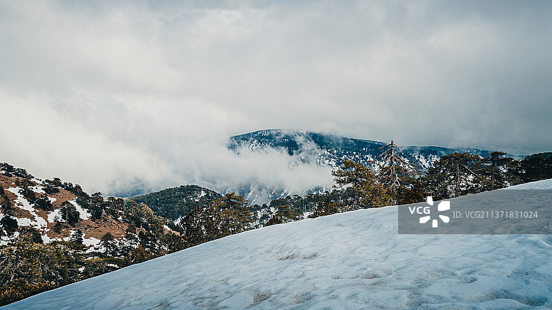 寒冷的山脉，白雪覆盖的山脉在天空下的风景，塞浦路斯图片素材