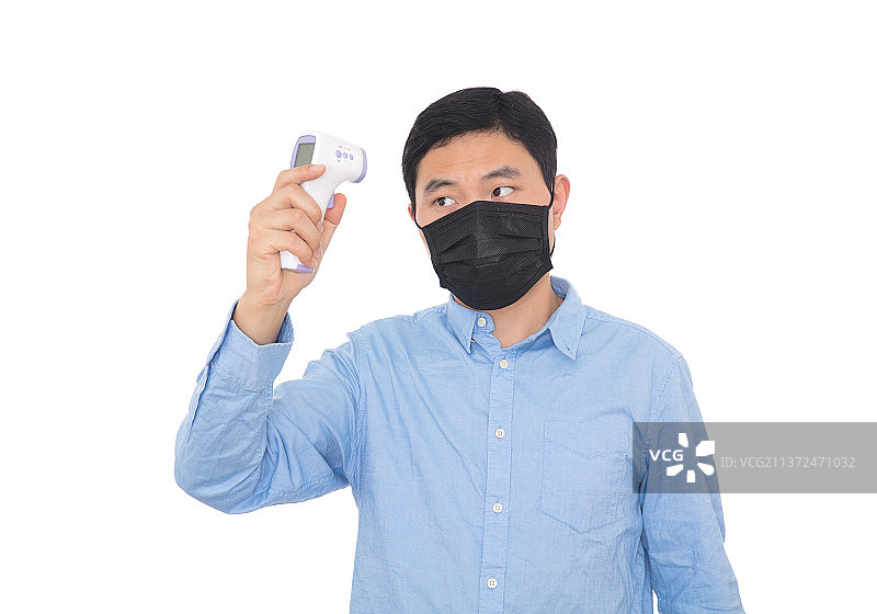戴着口罩的男士在自我测量体温图片素材