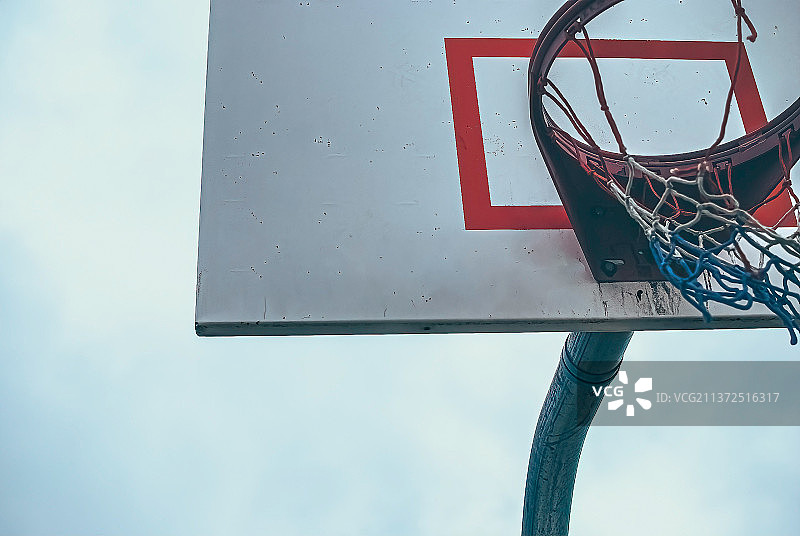 低角度篮球框，红白蓝网，绿湾，威斯康星州，美国，美国图片素材