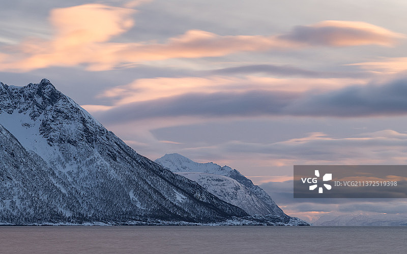 日落时分，挪威格伦法恩斯，雪山映衬天空的海景图片素材