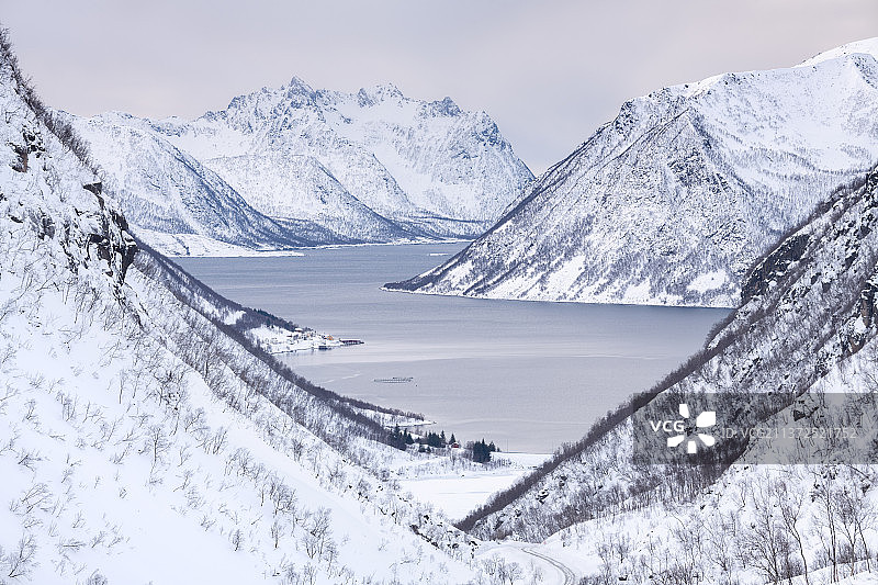 挪威西峡湾，雪山映衬天空的风景图片素材
