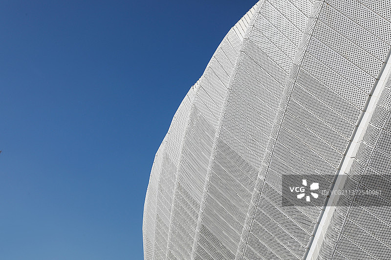 白色现代三维曲面体育场建筑晴朗的蓝天和奥林匹克运动精神图片素材