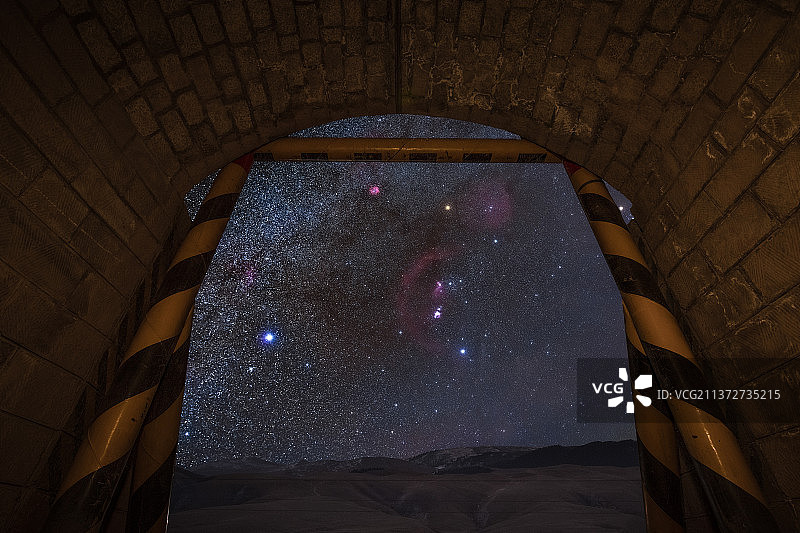 隧道看向外部的冬季星空图片素材