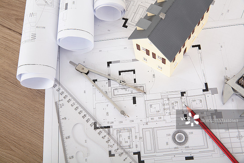 房屋装修设计相关的图纸和小房子模型及各种测绘工具图片素材